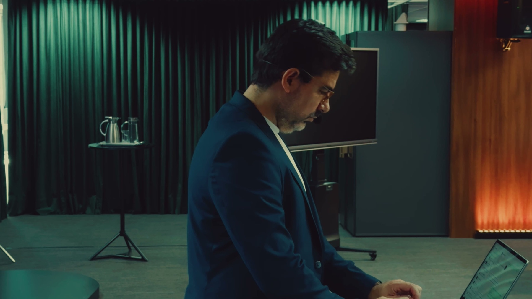 Paulo Vitor Porto analisando números durante a Academia Financeira
