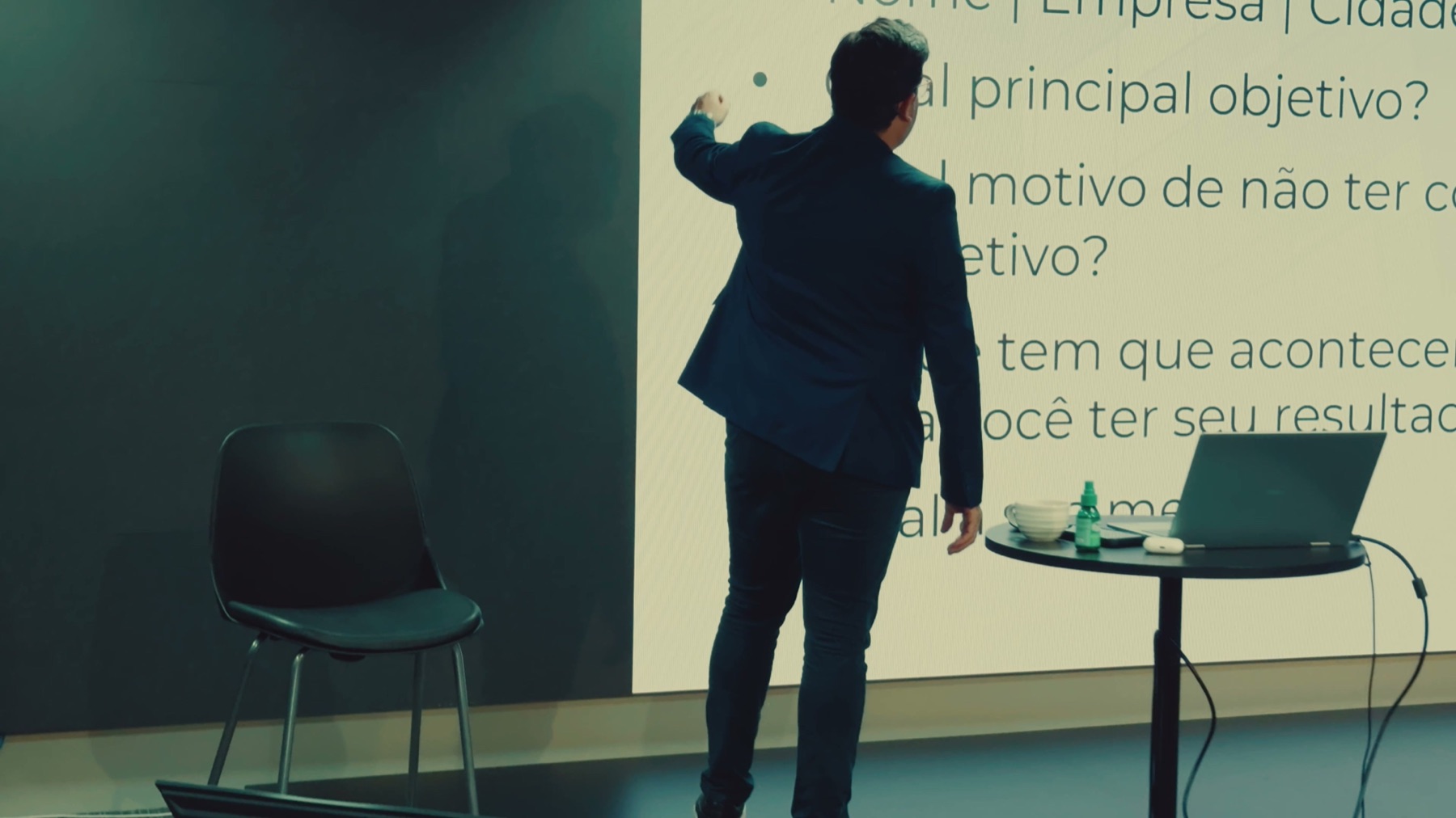 Paulo Vitor Porto apresentando os objetivos da Academia Financeira