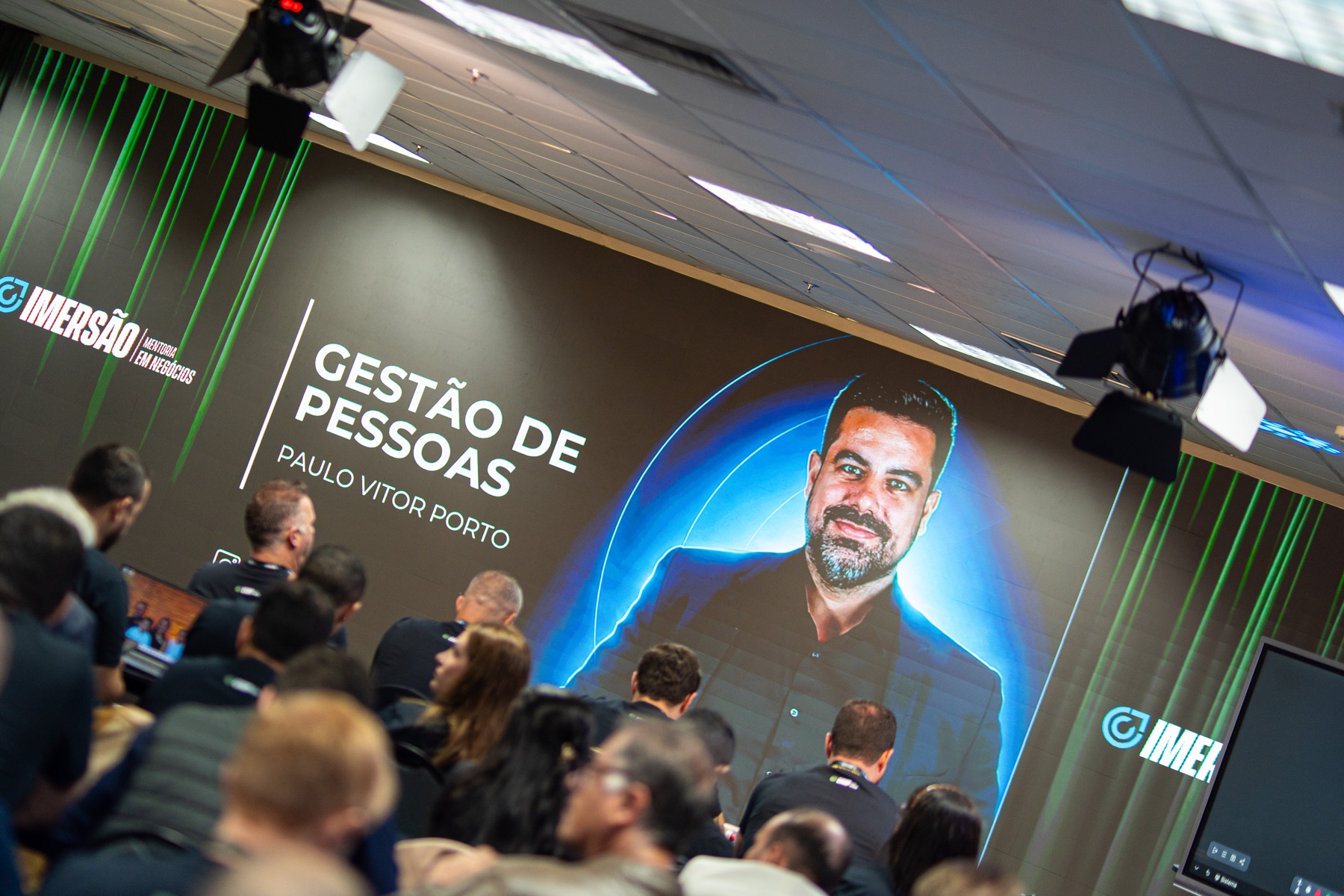 Mentor apresentando o módulo de gestão de pessoas no palco da Imersão em Negócios