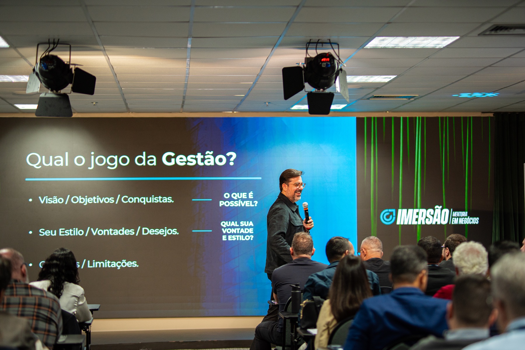 Lásaro do Carmo Jr. apresentando o slide sobre o jogo da gestão na Imersão em Negócios