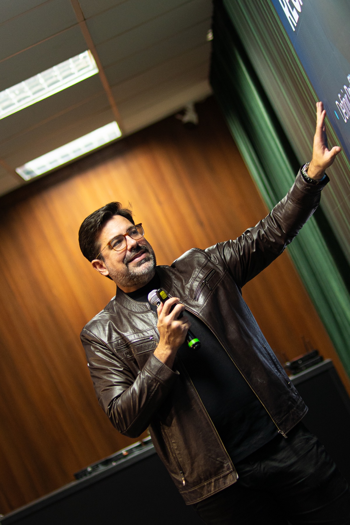 Paulo Vitor Porto no palco da Imersão em Negócios