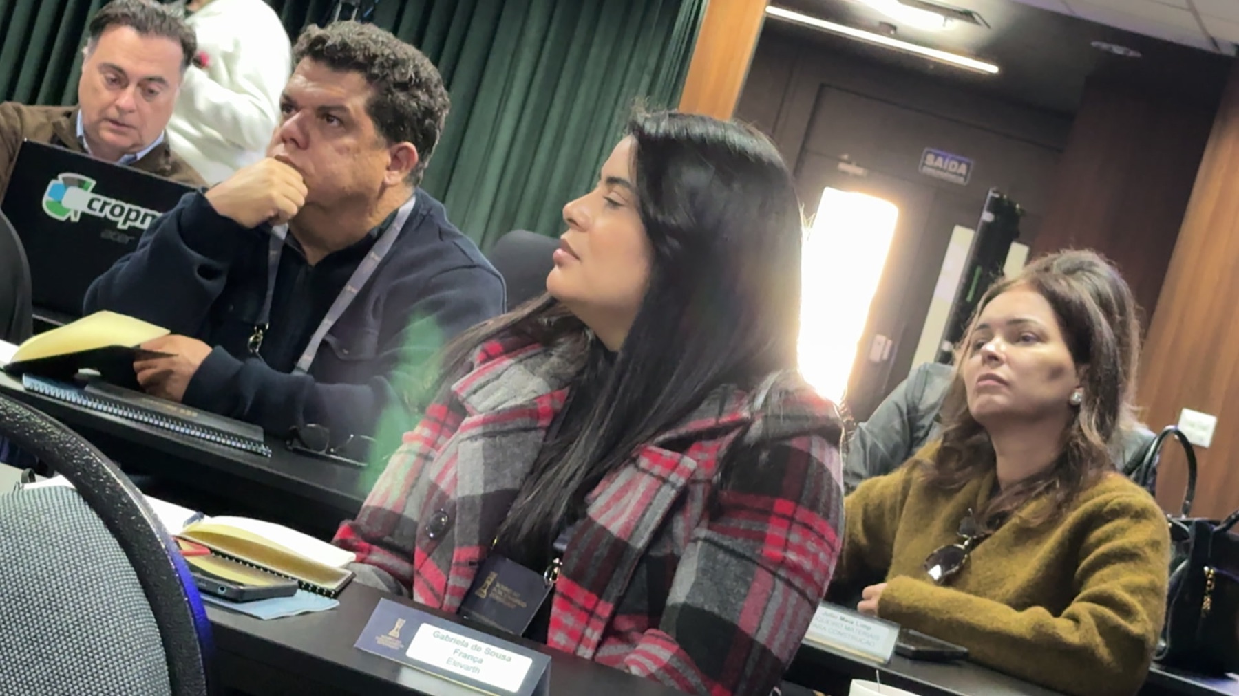 Participantes acompanhando a discussão sobre gestão da equipe