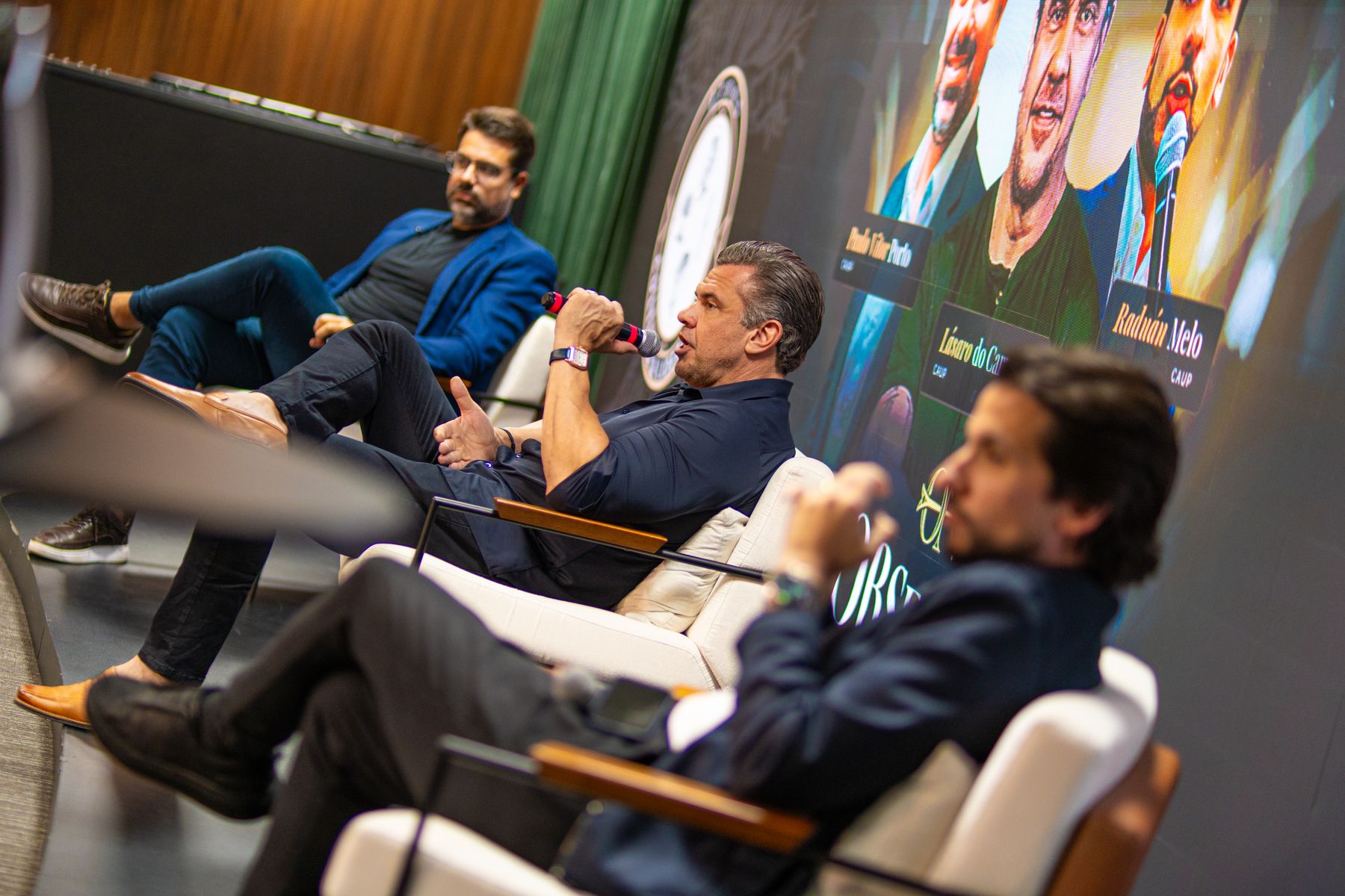 Paulo Vitor Porto, Lásaro do Carmo Jr. e Raduán Melo no palco do Obsessão em Negócios