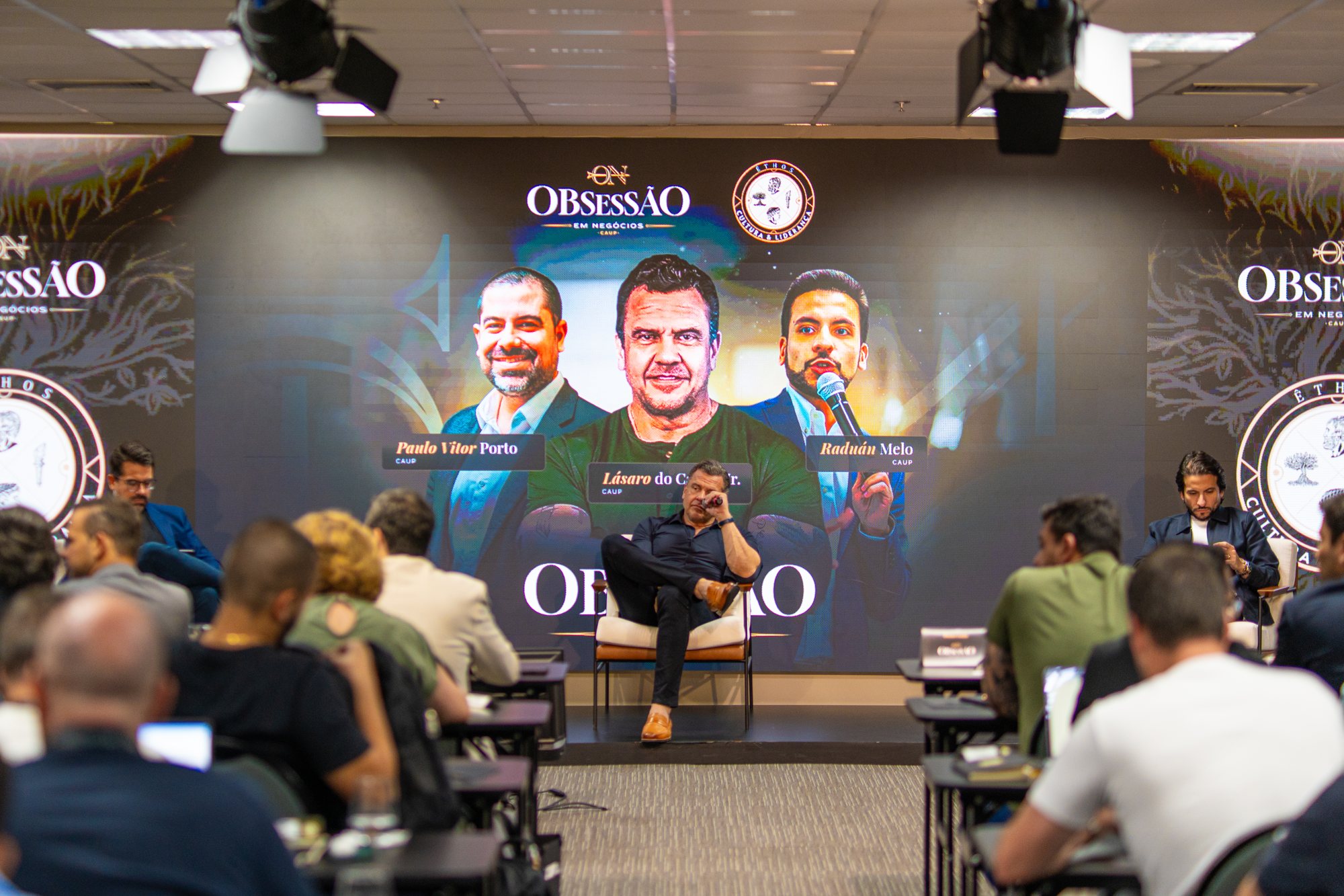 Palco do Obsessão em Negócios com os três mentores