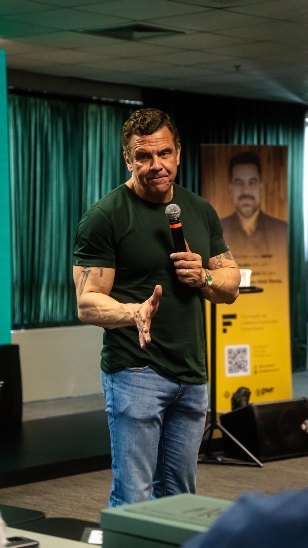 Lásaro do Carmo Jr. conduzindo um encontro da Academia do Resultado