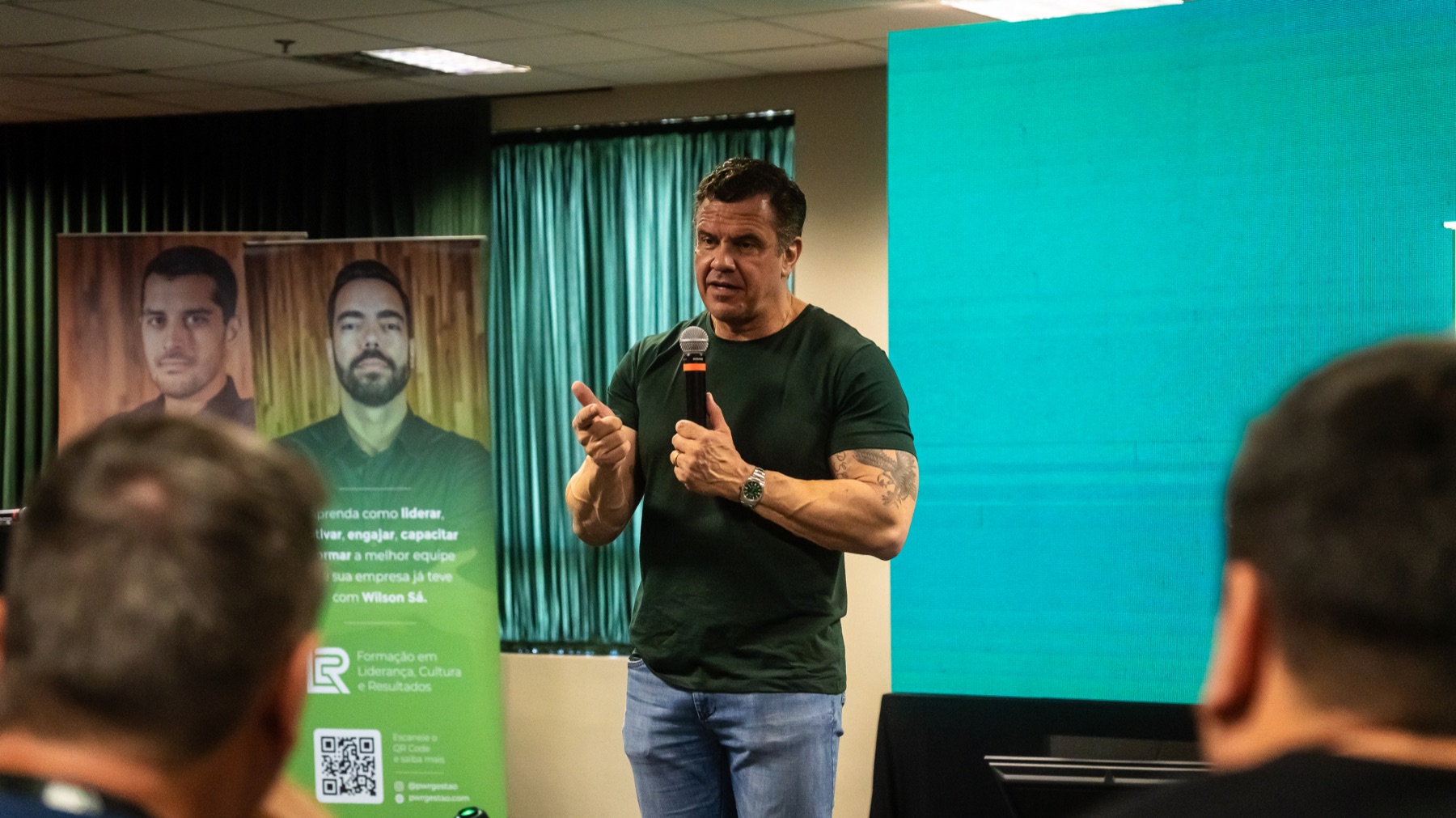 Lásaro do Carmo Jr. conduzindo o encontro diante da turma