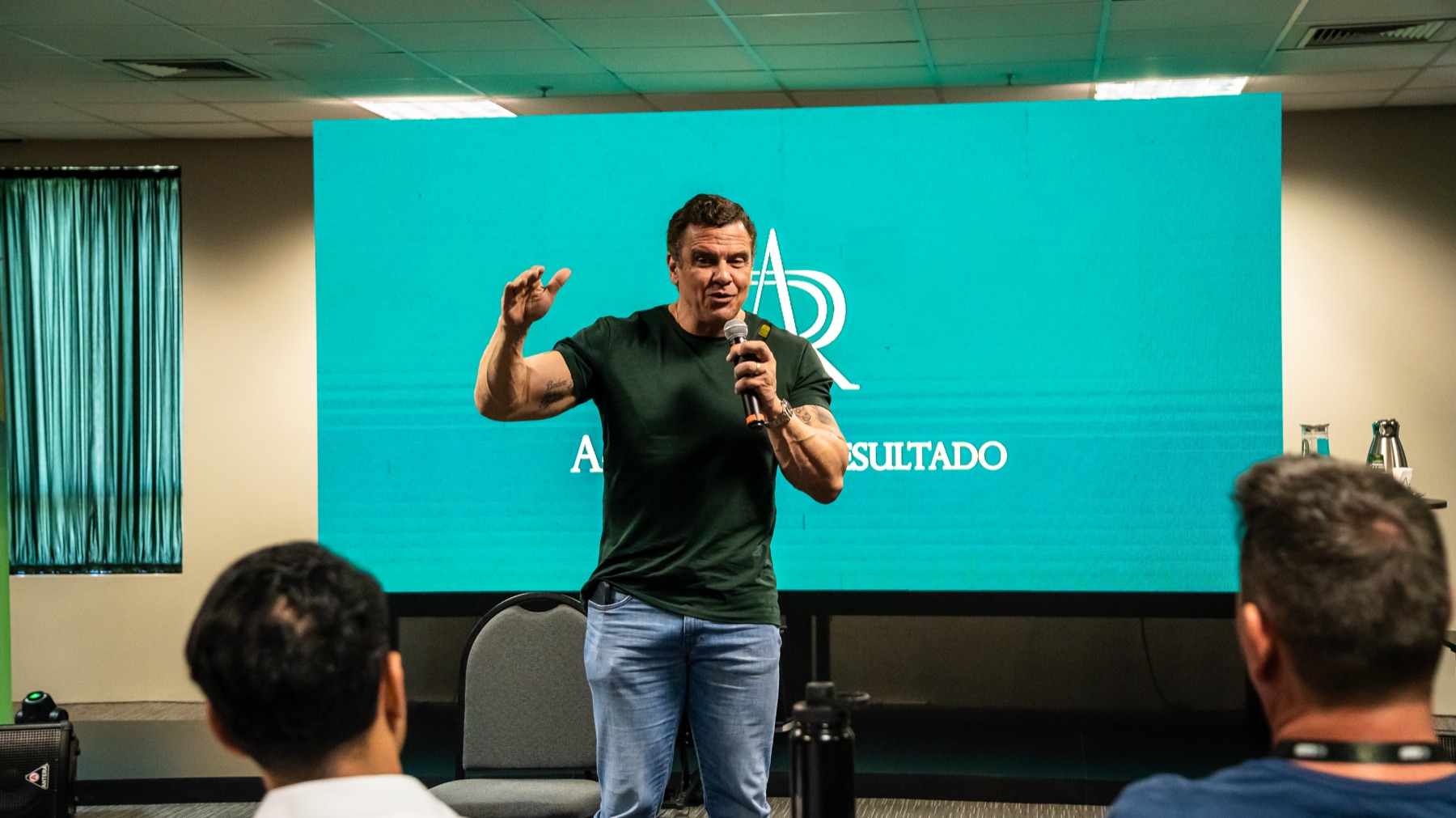 Lásaro do Carmo Jr. no palco da Academia do Resultado