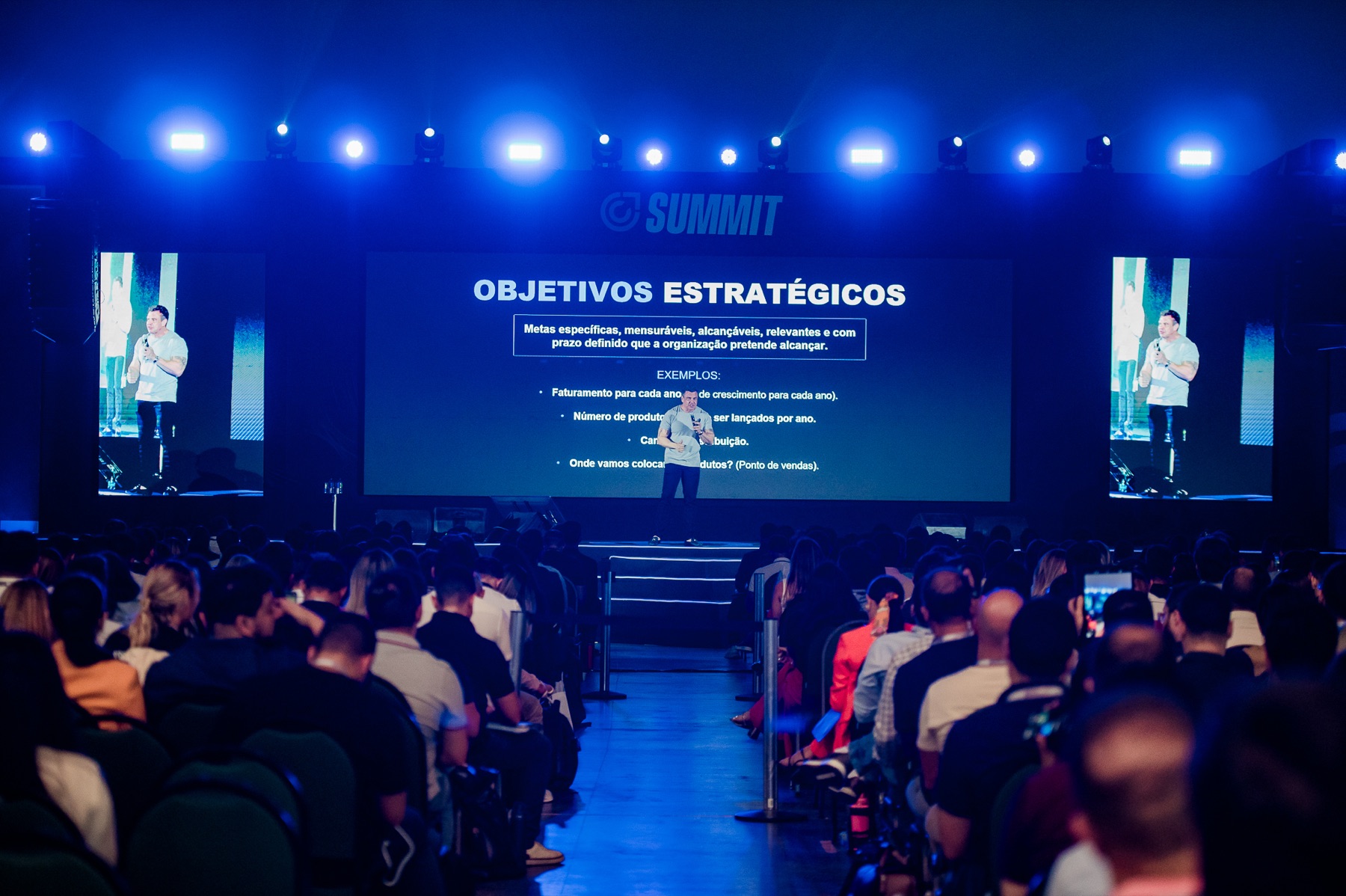 Palco e plateia do Summit Crise é o Cacete no Coliseu Convenções