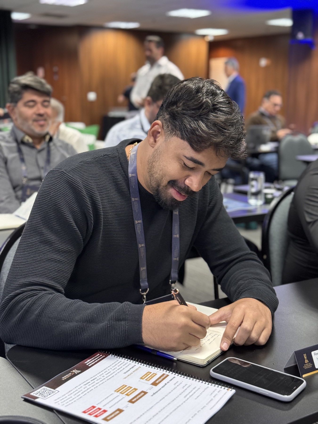 Empresário preenchendo o material de trabalho do encontro