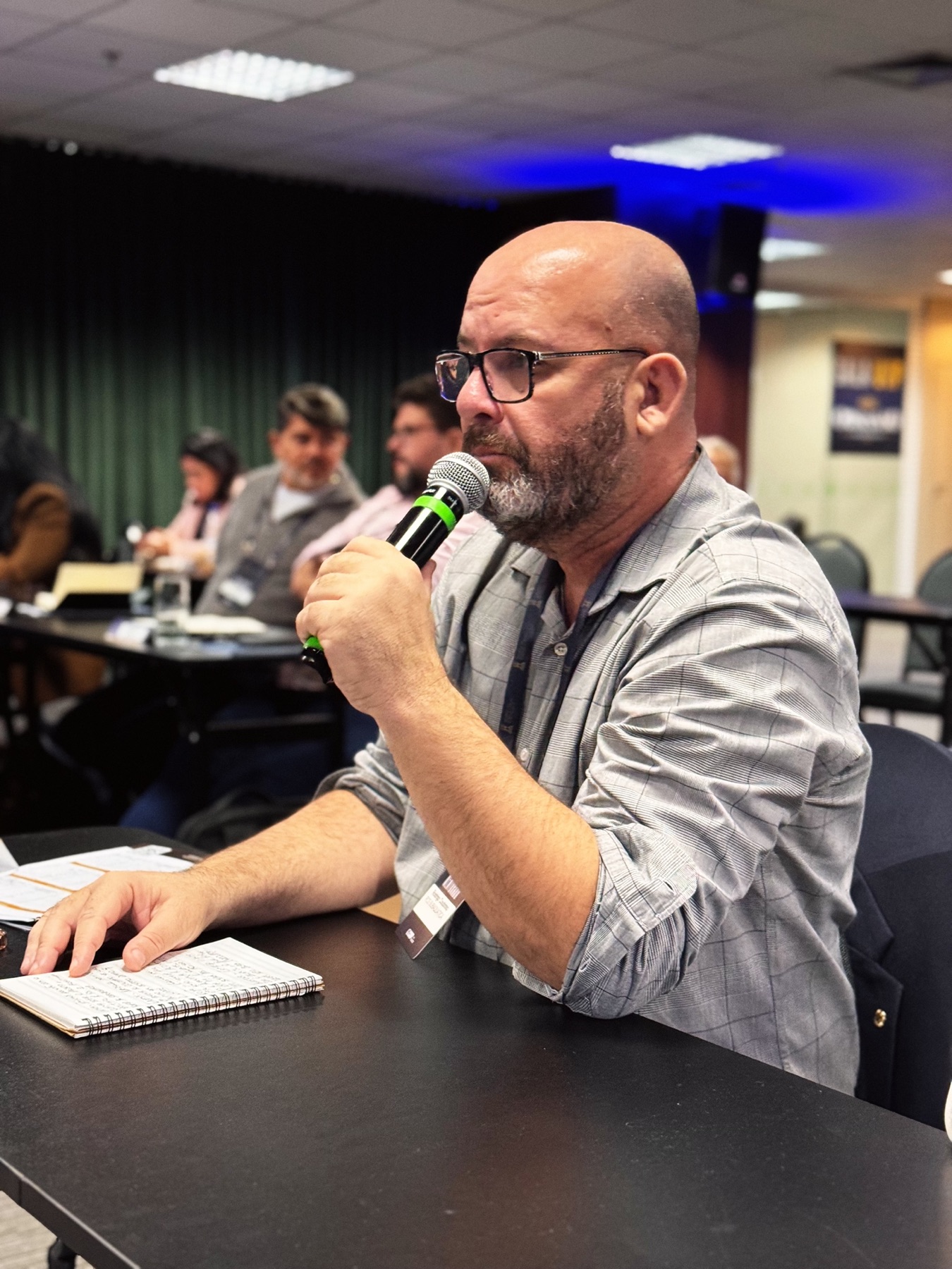 Empresário com o microfone durante a discussão do caso