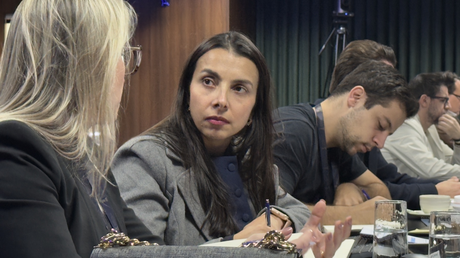 Participantes trocando ideias sobre o caso durante o encontro